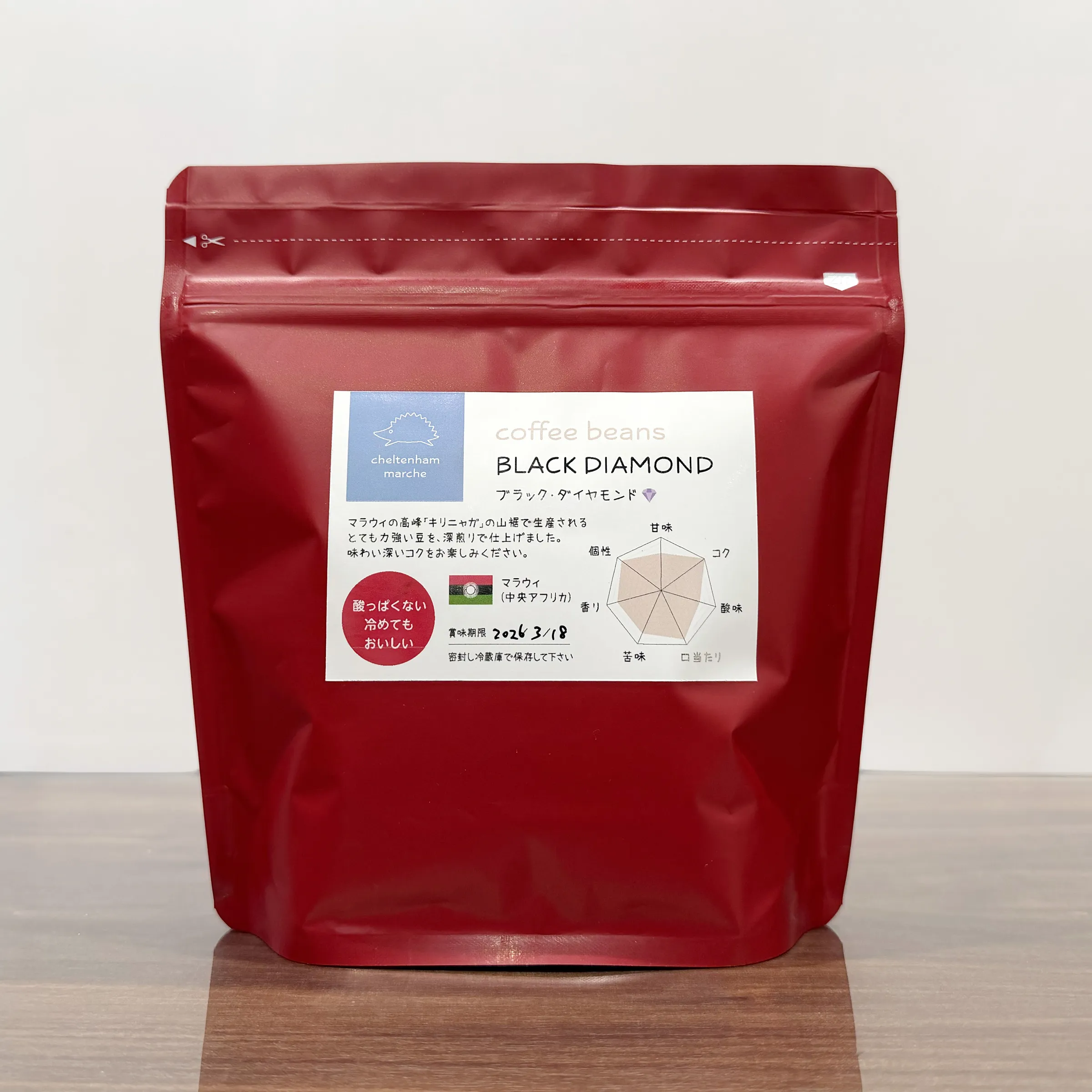 鮮やかなダークレッドのパッケージ