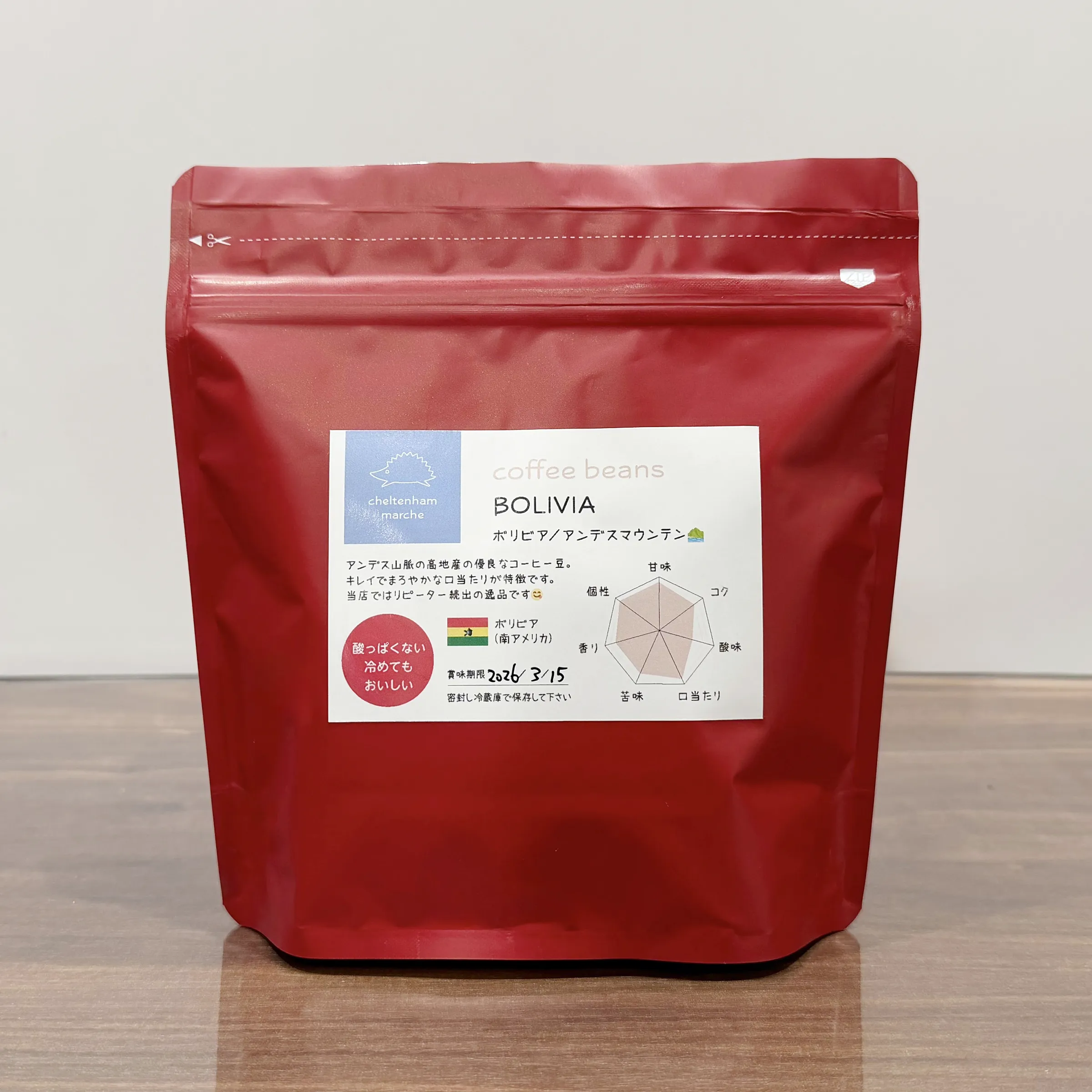 鮮やかなダークレッドのパッケージ