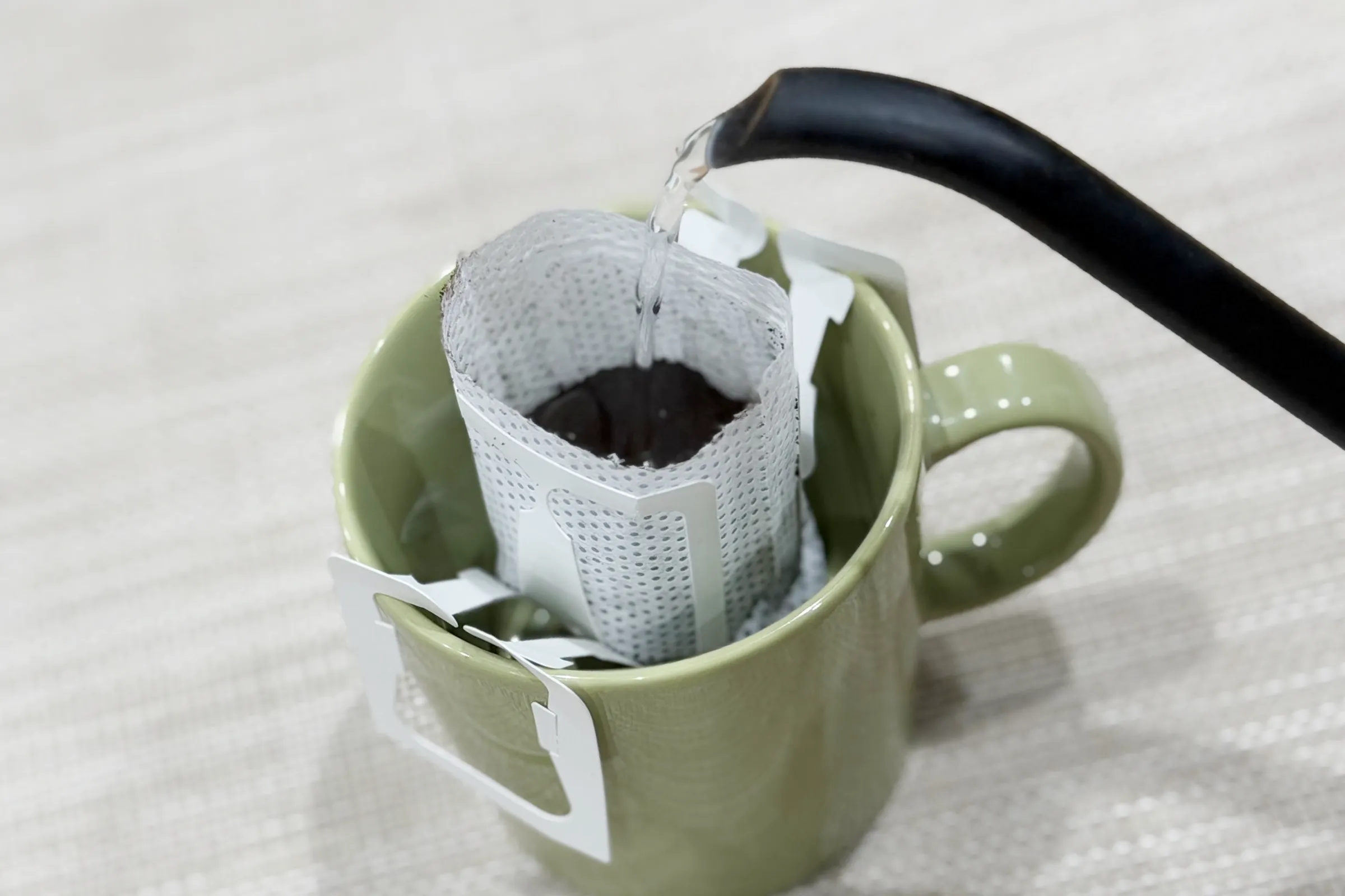 少しお湯を入れ、30秒程度蒸らします。