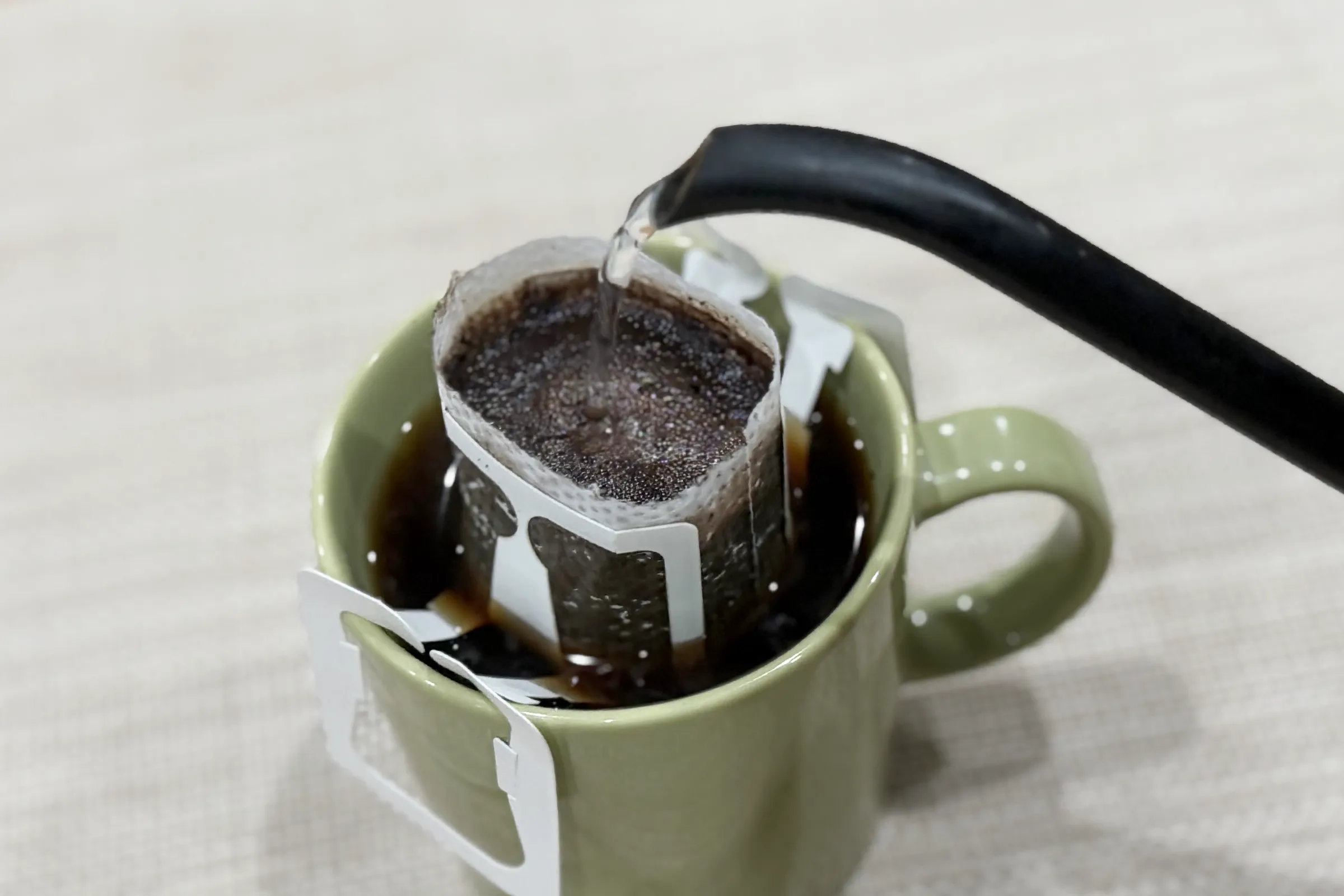 フィルターが浸るまで、お湯を少しずつ入れていきます。