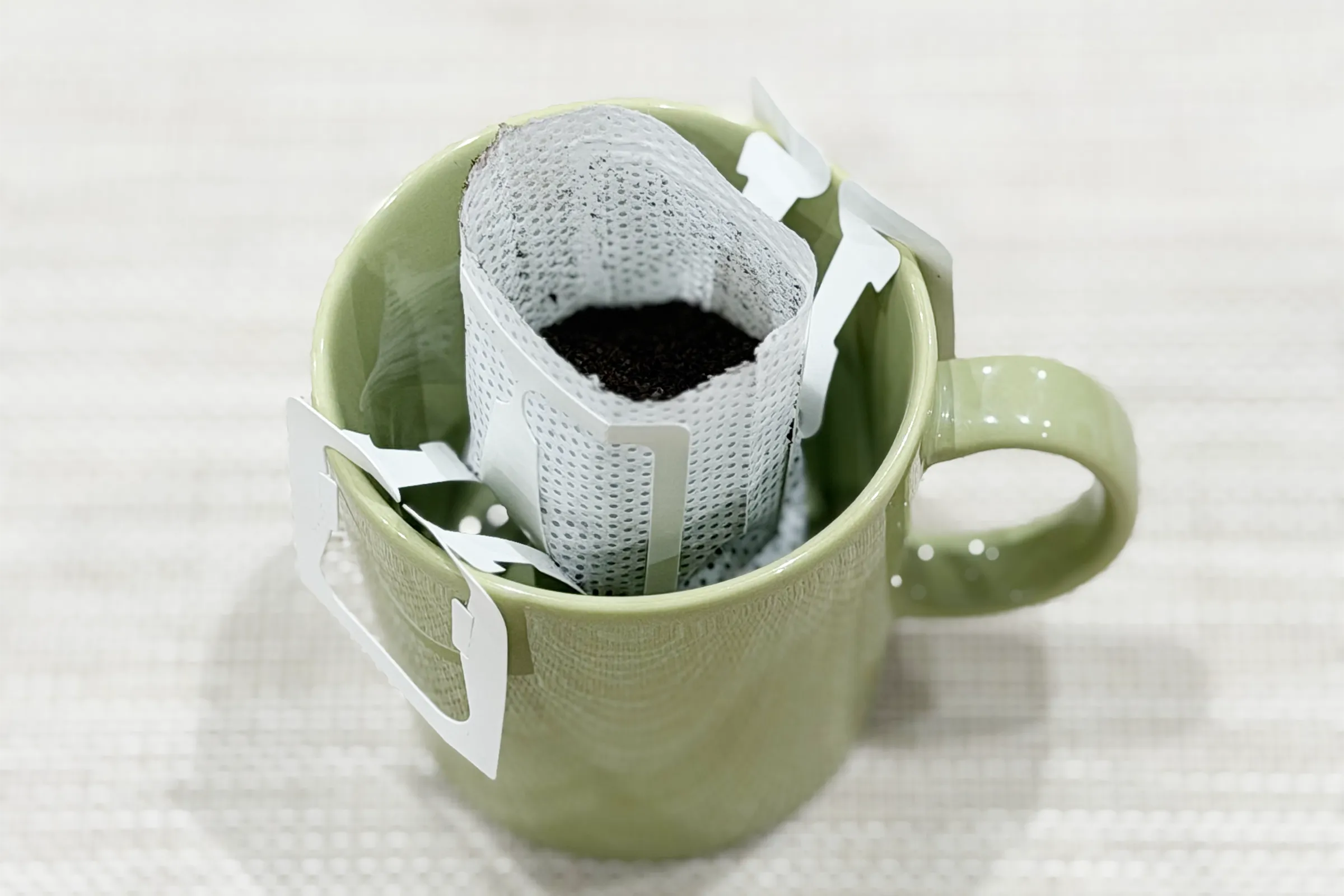 パックにコーヒー豆を入れます。